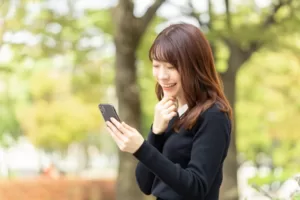 スマホを見る女性